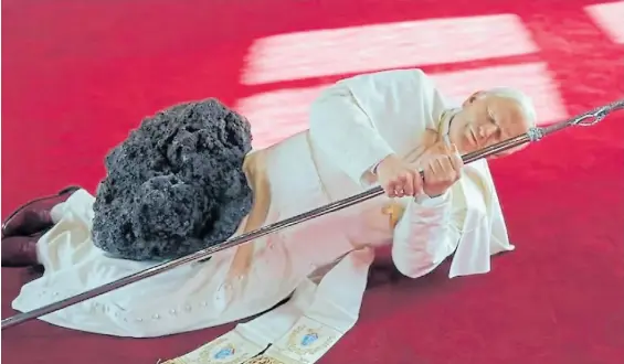  ?? ?? La novena hora. Obra satírica de Maurizio Cattelan, del año 2000, con Juan Pablo II aplastado por un meteorito. Cattelan participar­á en el pabellón.
