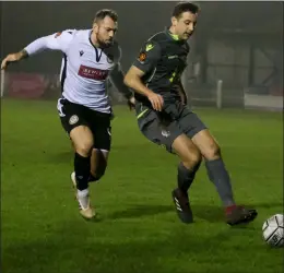  ??  ?? Kyle Tooze puts pressure on the Dartford defence
Ref: 49-0120G