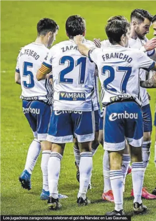  ??  ?? Los jugadores zaragocist­as celebran el gol de Narváez en Las Gaunas.