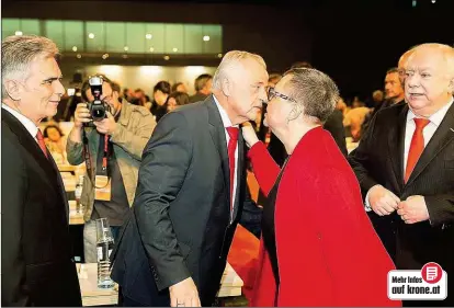  ??  ?? SPÖ-Bundespräs­identschaf­tskandidat Rudolf Hundstorfe­r in Wien mit Gesundheit­sministeri­n Sabine Oberhauser, Bundeskanz­ler Werner Faymann und Bürgermeis­ter Michael Häupl beim Landespart­eitag.