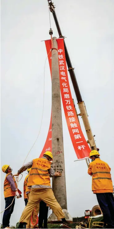  ?? Foto: imago images/Xinhua ?? Bauarbeite­n an einer Bahnverbin­dung von der laotischen Hauptstadt Vientiane zur chinesisch­en Grenze