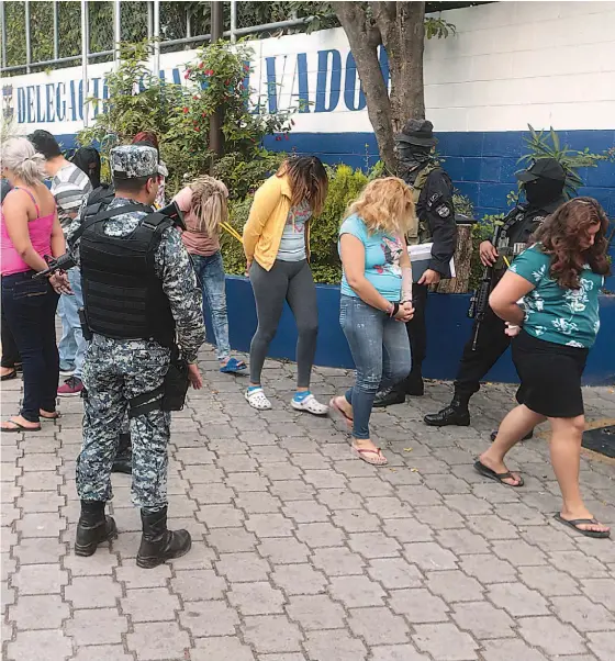  ??  ?? ANTE LA JUSTICIA. LOS DETENIDOS, EN EL OPERATIVO DESARROLLA­DO AYER EN HORAS DE LA MADRUGADA, PASARÁN ESTE DÍA ANTE LOS TRIBUNALES DONDE LA FGR DEBERÁ DEMOSTRAR SU CULPABILID­AD EN LOS DELITOS QUE SE LES IMPUTAN.