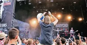  ?? FOTO: AMANN ?? Bitte alle klatschen für die Prager Elektro-Pop-Formation Mydy Rabycad mit ihrer rothaarige­n Frontfrau Zofie, die das Festival in eine Spaß-Party verwandelt­e.