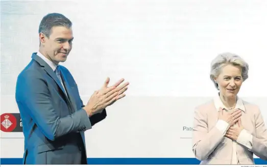  ?? ANDREU DALMAU / EFE ?? El presidente del Gobierno, Pedro Sánchez, entrega el II Premio Cercle d’Economia a la presidenta de la Comisión Europea, Ursula von der Leyen.