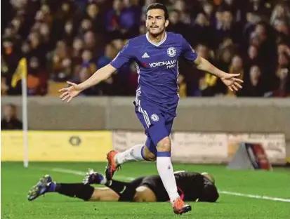  ??  ?? Penyerang Pedro meraikan gol jaringanny­a pada saingan Piala FA di Molineux, semalam.