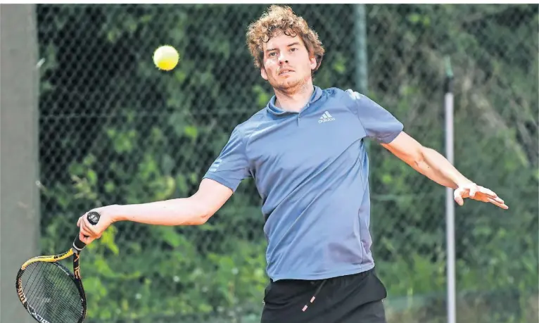  ?? FOTOS: MARKUS JOOSTEN ?? Boris Oomes vom TC Rot-weiss Dinslaken setzte sich gegen den Hiesfelder Marcel Bettges mit 6:0, 6:3 durch.