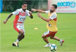  ??  ?? Eduardo tenta passar por Allione durante o treino do Bahia no Fazendão