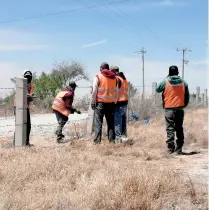  ??  ?? Algunos trabajador­es repararon la cerca para evitar que los paseantes siguieran evadiendo el retén a la entrada de Arteaga.