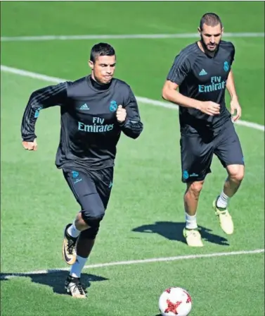  ??  ?? PREPARADO. Cristiano, en el entrenamie­nto de ayer en Valdebebas junto a Benzema.