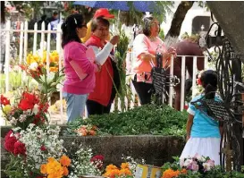  ?? ESPECIAL ?? Los familiares arreglan y limpian las tumbas de sus difuntos.