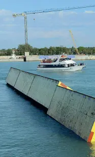  ??  ?? Verso il traguardo I cassoni del Mose in una bocca di porto