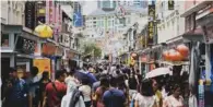  ?? ?? Singapore er verdens dyreste by, men man kan dog spise fremragend­e mad på alle niveauer, bl.a. her i Chinatown. Foto: Getty Images