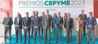  ?? // EP ?? Foto de familia de los doce premiados junto al Rey, Gerardo Cuerva –presidente de Cepyme–, el ministro de Economía, Carlos Cuerpo, y, Antonio Garamendi, presidente de CEOE