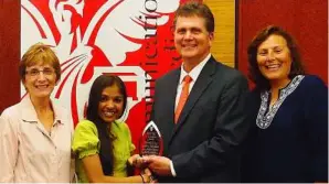  ??  ?? Shivaliny (second from left) during the achievemen­t award presentati­on at the Ball State University, Department of Journalism.