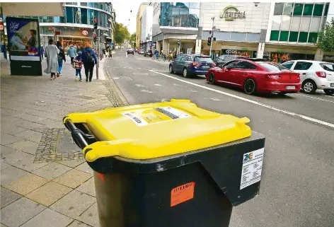  ?? FOTO: BECKERBRED­EL ?? An manchen Orten in Saarbrücke­n, wie hier in der Viktoriast­raße, steht die gelbe Tonne bereits. Auch in den anderen Kommunen des Regionalve­rbandes wird sie nach und nach den gelben Sack ersetzen.