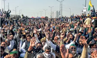  ??  ?? Farmers raise slogans at Ghazipur border as they observe a hunger strike on Gandhi’s death anniversar­y