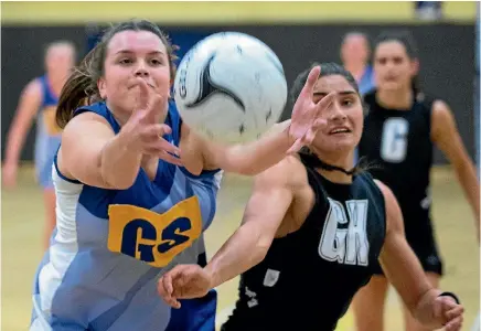  ?? PHOTO: MURRAY WILSON/FAIRFAX NZ ?? Last season’s grand finalists Massey and Manukura Black will be contenders for this year’s premier club netball title.