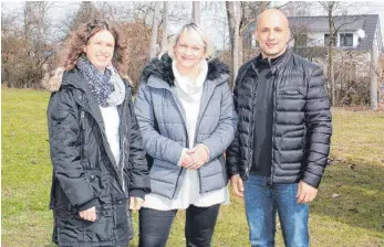  ?? SZ-FOTO: EIS ?? Oberstadio­ns Bürgermeis­ter Kevin Wiest mit den Tagesmütte­rn Brigitte Forster (l.) und Elisabeth Schneider im Außenberei­ch der Kleinkindb­etreuung.