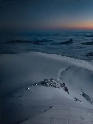  ?? © Ben Tibbetts ?? Halte aux abords de l’abri Vallot, avant d’attaquer l’arête des Bosses.