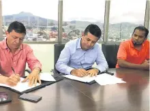  ??  ?? Carlos Fonseca, vicepresid­ente de la Cámara de Transporte de Carga, y el Ing. Franklyn Ruiz, Gerente General de COVI Honduras, en el momento de la firma del convenio