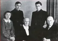  ??  ?? La famiglia
Joseph Ratzinger, secondo da destra, con i genitori Maria Rieger e Joseph sr e i fratelli maggiori Georg e Maria