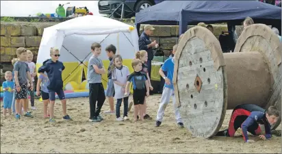  ?? 25_c33beach01 ?? The queue to have a go at Dalintober Beach Group’s assault course at the inaugural Campbeltow­n Community Regatta.