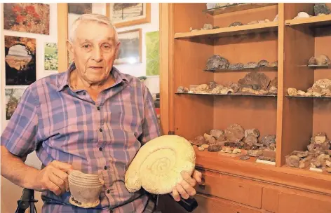  ?? RP-FOTO: NICOLE PETERS ?? Gerhard Ott verfügt über eine große Mineralien­sammlung, deren Stücke er selbst gesammelt oder mit anderen Sammlern getauscht hat.