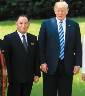  ?? PHOTO AFP ?? Donald Trump a longuement discuté, hier, sur la pelouse de la Maison-Blanche, avec le responsabl­e nord-coréen Kim Yong-chol.