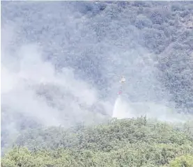  ?? EL PERIÓDICO ?? Medios aéreos trabajando en la extinción del incendio, ayer.