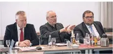  ?? RP-FOTO: LAMMERTZ ?? Erläuterte­n gestern das Zahlenwerk (v.r.): Oberbürger­meister Frank Meyer, Prof. Dieter Haselbach und Planungsde­zernent Martin Linne.
