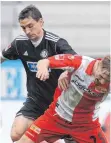  ?? FOTO: DPA ?? Marco Haller (links, hier im Trikot des VfR Aalen) wird künftig bei den Sportfreun­den Dorfmerkin­gen spielen.