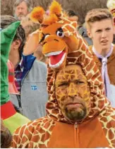  ??  ?? Von Kopf bis Fuß Giraffe: Jürgen Schindler aus Zahling.