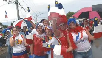  ??  ?? Caraquet se transforme et prend brille de mille feux aux couleurs de l’Acadie durant le Grand Tintamarre. - Archives