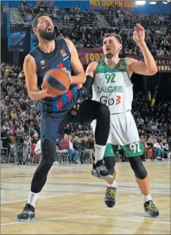  ?? ?? Nikola Mirotic penetra a canasta ante Edgaras Ulanovas.