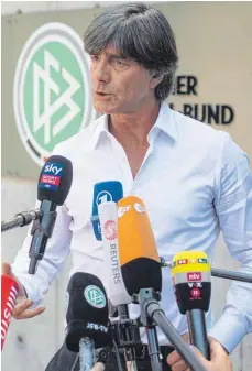  ?? FOTO: DPA ?? Kurze Rechtferti­gung: Bundestrai­ner Joachim Löw gibt vor der DFB-Zentrale eine WM-Kurzanalys­e ab.