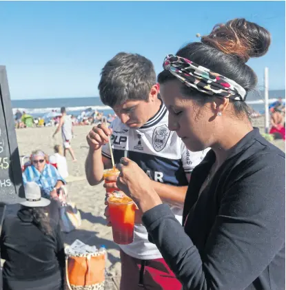  ?? Archivo ?? En el próximo verano, las bebidas vendrán con sorbetes de papel