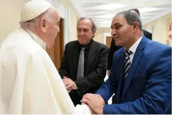  ?? ?? L’israeliano Rami Elhanan e il palestines­e Bassam Aramin con Papa Francesco.