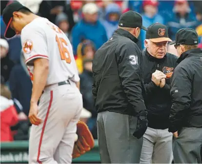  ?? MICHAEL DWYER/ASSOCIATED PRESS ?? Orioles manager Buck Showalter argues a call in the third inning at Fenway Park after starter Wei-Yin Chen (16) committed a fielding error that set up four Red Sox runs. Pitching in rainy conditions, Chen walked five batters, tying a career high.