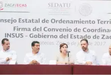  ??  ?? Rosario Robles, titular de la Sedatu, de gira por Zacatecas, fungió como testigo de honor en la firma de un convenio para construir viviendas.