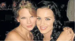  ??  ?? Éramos tan amigas. La rubia Taylor Swift y la morocha Katy Perry,