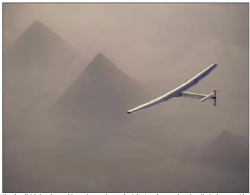  ?? (Photo Solar Impulse) ?? L’un des clichés les plus mythiques du tour du monde, Solar Impulse survolant dans l’aube les pyramides de Gizeh en Egypte.