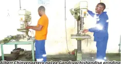  ??  ?? Albert Chinyenget­ero naLee Gandi vachishand­isa grinding machine