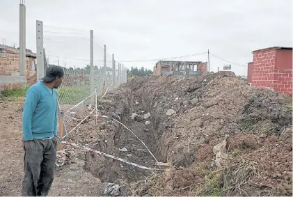  ?? ROLANDO ANDRADE ?? Toma de tierras. La cinta delimita el lugar del predio de La Matanza donde murió Orellana.