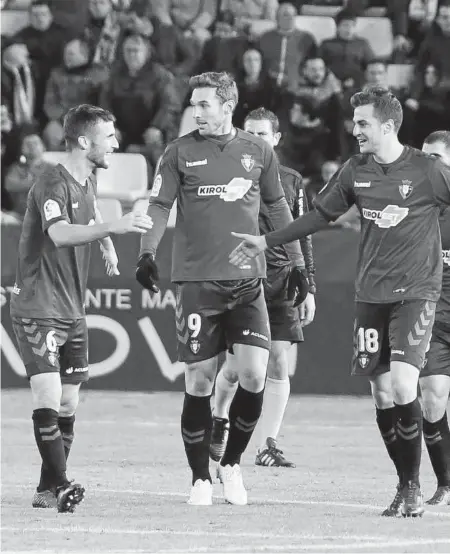  ??  ?? Los jugadores de Osasuna celebran el empate de Juan Villar.