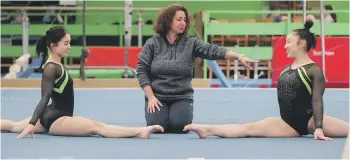  ?? CHRIS SKELTON //THE PRESS ?? Gymnasts Jun McDonald, 16, left, and Alisa Wada, 20, right, with their coach Svetlana Sazonova, a former Russian internatio­nal gymnast.