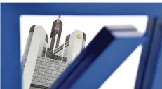  ?? FOTO: ARNE DEDERT/DPA ?? Die Commerzban­k hinter dem Deutsche-Bank-Logo. Seit Wochen wird über eine Fusion beider Häuser spekuliert.