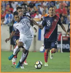  ??  ?? Acción del duelo entre Costa Rica y Honduras en la primera fecha, el cual finalizó a favor del equipo tico