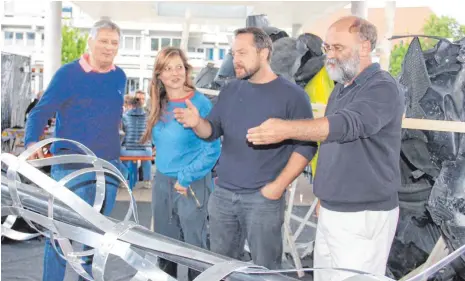  ?? FOTO: REGINA BRAUNGART ?? Karl Ludwig Oehrle, Emilia Neumann, Urban Hüter und Jürgen Knubben kommentier­en gut gelaunt das Geschehen am Mittwoch.