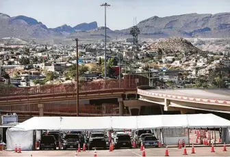  ?? Photos by Bob Owen / Staff photograph­er ?? Vehicles line up for coronaviru­s testing offered by the state in a parking lot near the University of Texas at El Paso on Oct. 29. The city has converted its convention center into a medical ward.