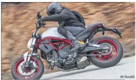  ?? (© Ducati) ?? La plus petite des Monster ne manque pas d’élégance, avec sa taille fine qui facilite aussi la prise en main pour les petits gabarits.